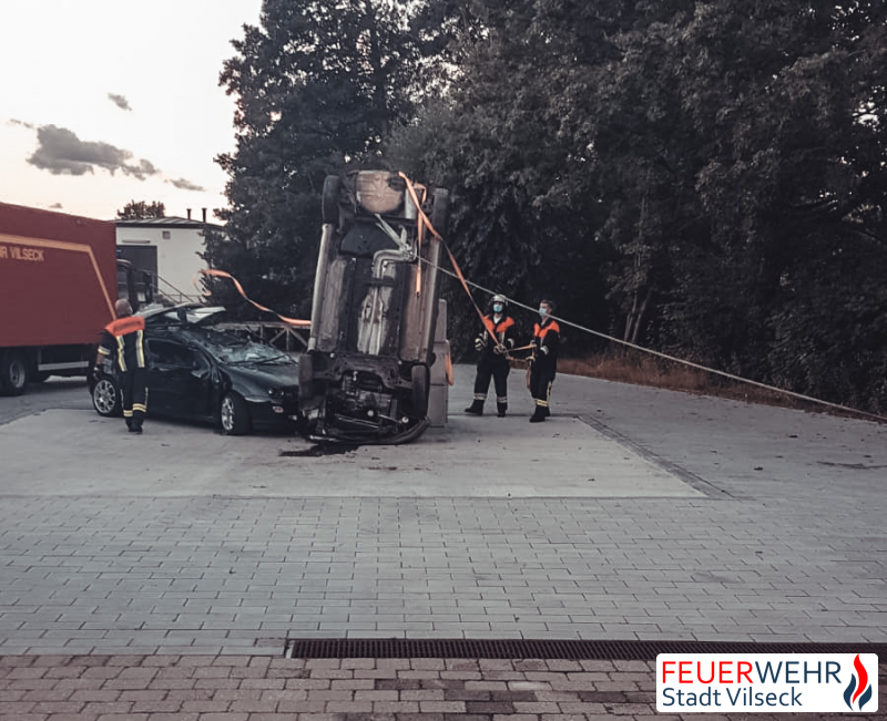 Sonderlage - Feuerwehrkräfte bei der Sicherung der PKWs