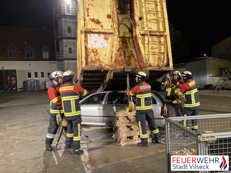 Anhänger durch Hilfsmittel der techn. Hilfeleistung angehoben und gesichert.