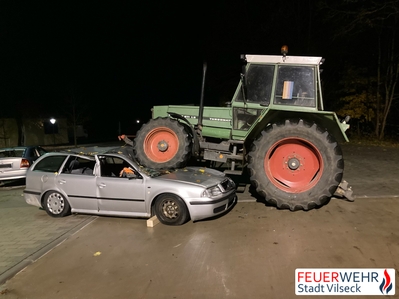 © Feuerwehr Stadt Vilseck | Traktor auf KFZ