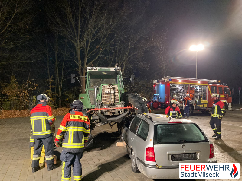 © Feuerwehr Stadt Vilseck | Traktor auf KFZ - Lageerkundung