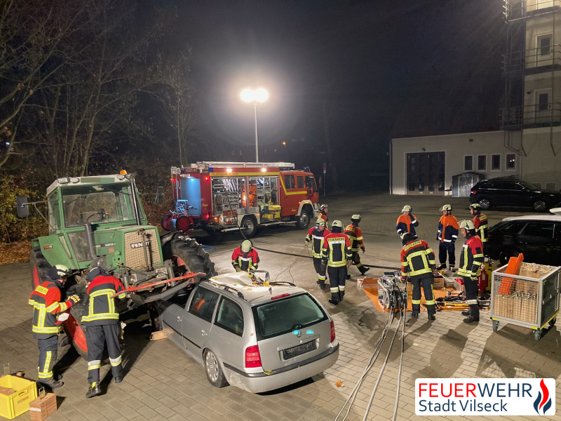 © Feuerwehr Stadt Vilseck | Traktor auf KFZ - Aufbau Bereitstellungsplane