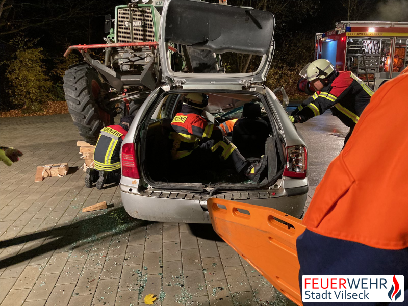 © Feuerwehr Stadt Vilseck | Traktor auf KFZ - Personenrettung 