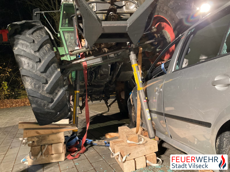 © Feuerwehr Stadt Vilseck | Traktor auf KFZ - Stabiisierung Nahaufnahme