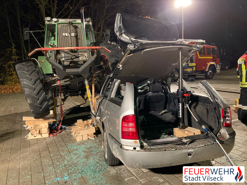© Feuerwehr Stadt Vilseck | Traktor auf KFZ - Stabilisierung