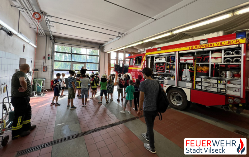 Schülerinnen und Schüler der Grund- und Mittelschule Vilseck bei der Feuerwehr Stadt Vilseck