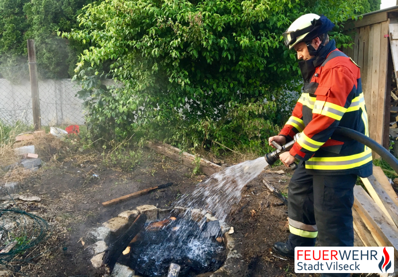 Feuerwehrmann mit C- Schlauch